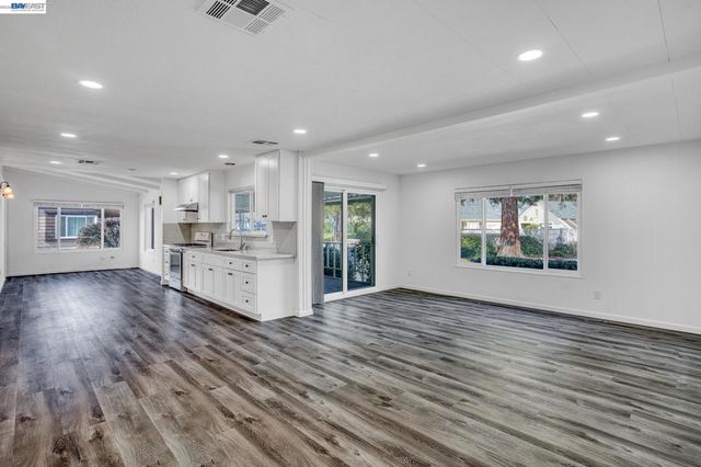 29330 Middleborough Way, Hayward, CA 94544