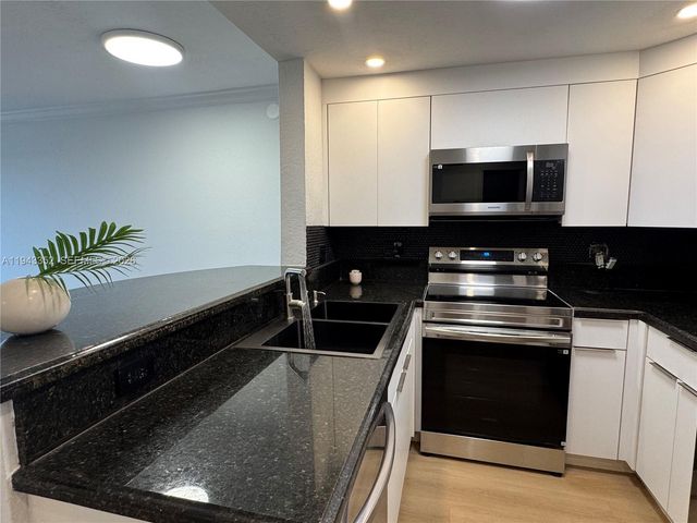 2020 NE 135th St 607, North Miami, FL 33181