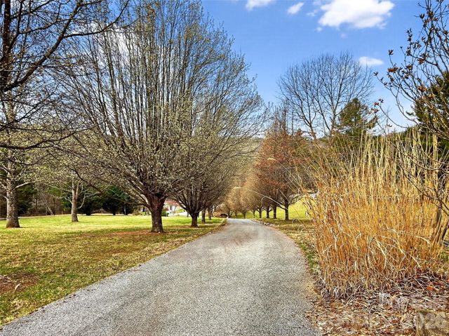 3275 Hanging Rock Road, Spruce Pine, NC 28777