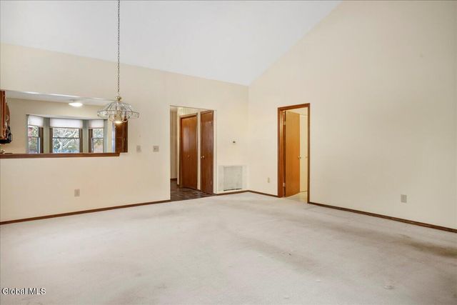 17 Oxford Road, Bethlehem, NY 12159