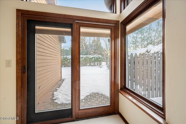 17 Oxford Road, Bethlehem, NY 12159