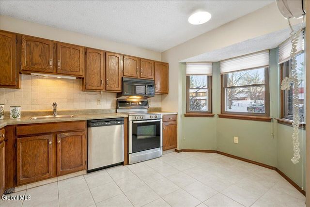 17 Oxford Road, Bethlehem, NY 12159