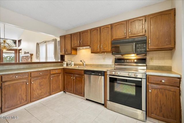 17 Oxford Road, Bethlehem, NY 12159