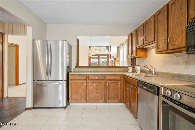 17 Oxford Road, Bethlehem, NY 12159