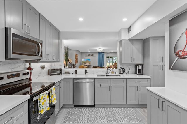 3063 N PALM AIRE Drive 3063, Pompano Beach, FL 33069
