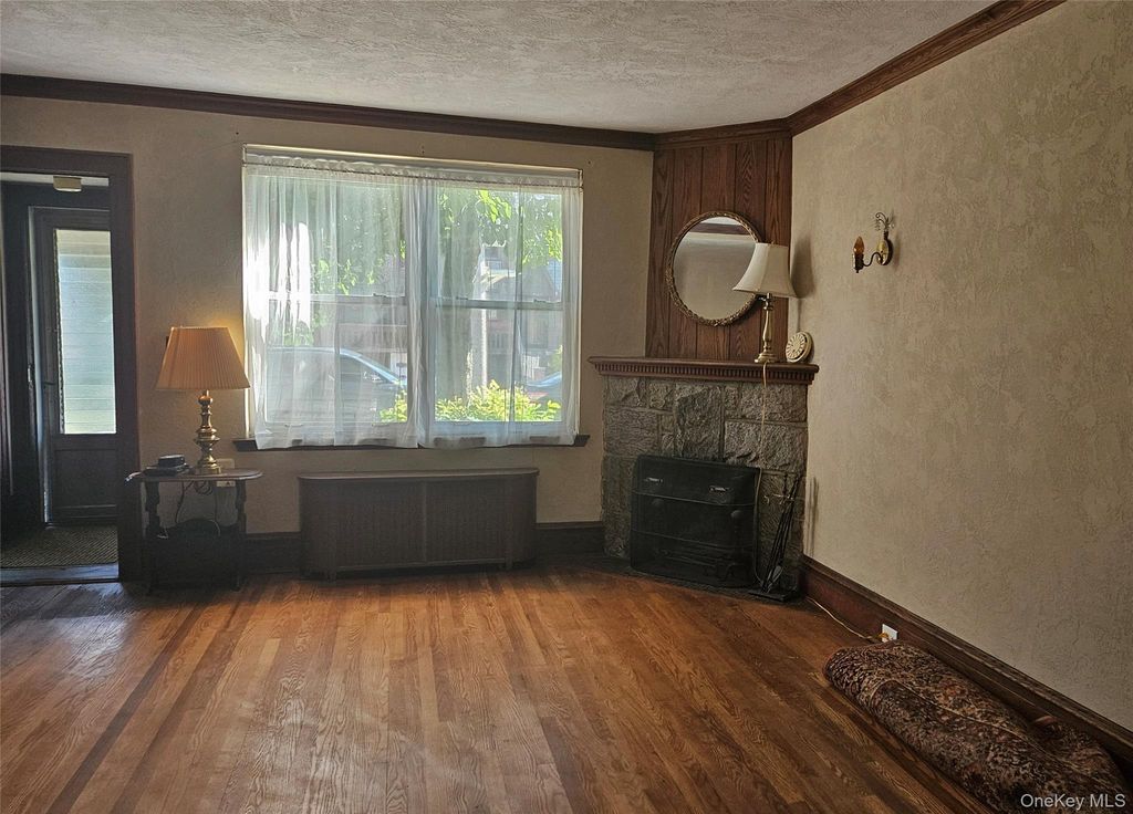 8121 77th Avenue, Glendale, NY 11385 — photo 4