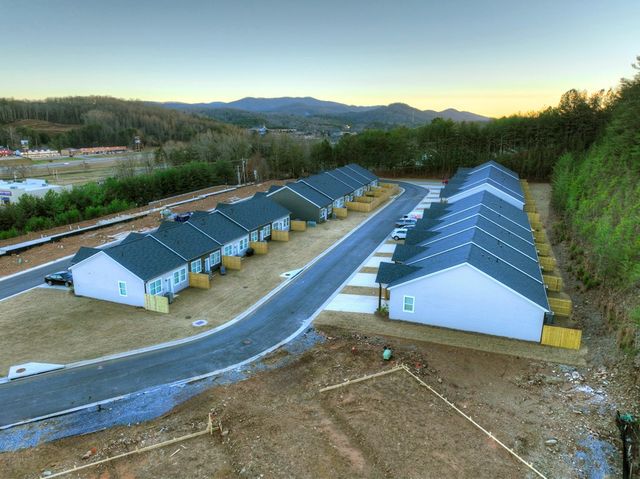 Unit 18 Grove Loop, Blue Ridge, GA 30513