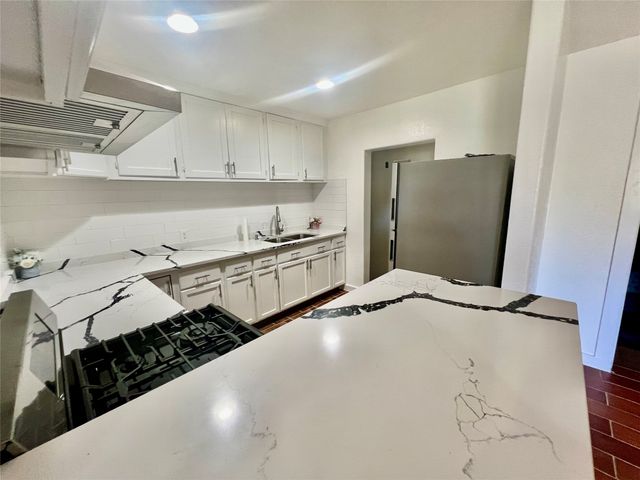 2212 Barlow Avenue, Dallas, TX 75224