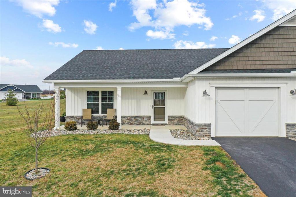 567 DRIPPING SPRING DR, Hedgesville, WV 25427