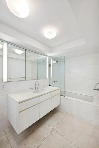 737 Park Ave Apt 5C, New York City, NY 10021