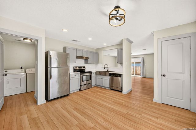 8210 LONGHORN RIDGE DR, Converse, TX 78109