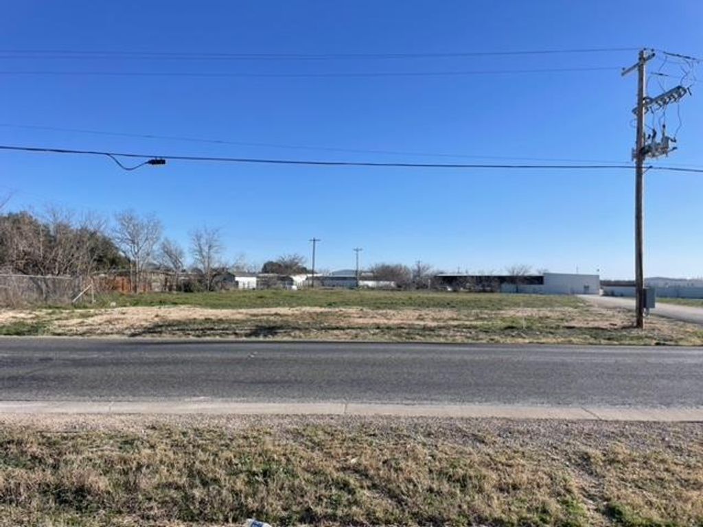 Image 1 of property listing at 1759 Medalist Dr # 300, San Angelo, TX 76904