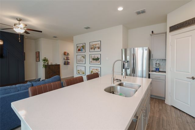 677 Ridgeback Trail, Fort Worth, TX 76052