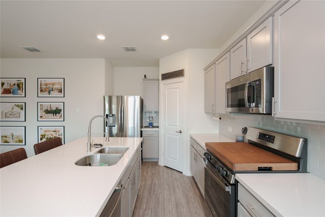 677 Ridgeback Trail, Fort Worth, TX 76052