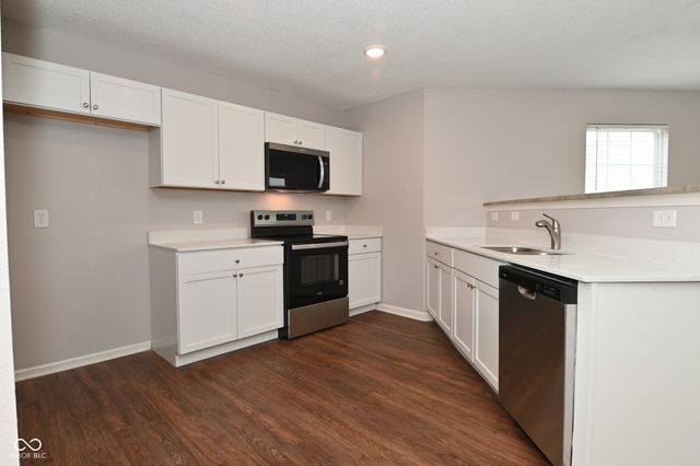 647 Hickory Pine Drive, New Whiteland, IN 46184