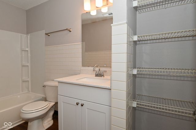 647 Hickory Pine Drive, New Whiteland, IN 46184
