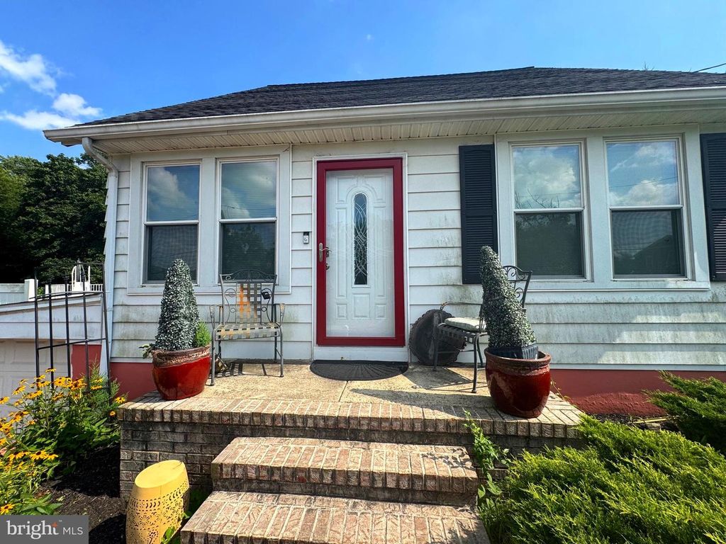 152 E 7TH ST, Burlington, NJ 08016