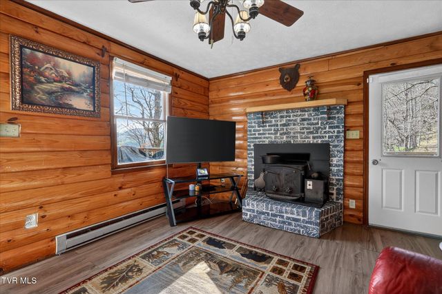 135 Hiddenwood Drive, Mountain City, TN 37683