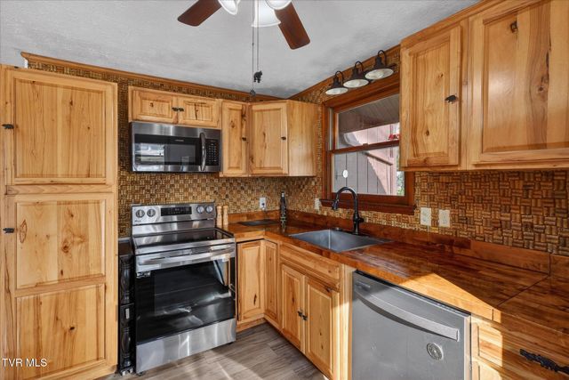 135 Hiddenwood Drive, Mountain City, TN 37683