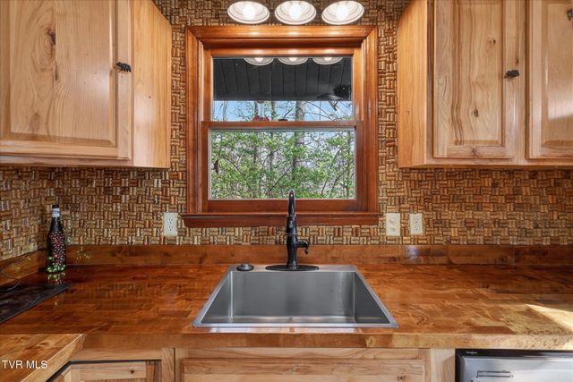 135 Hiddenwood Drive, Mountain City, TN 37683