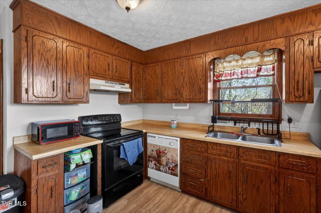 135 Hiddenwood Drive, Mountain City, TN 37683