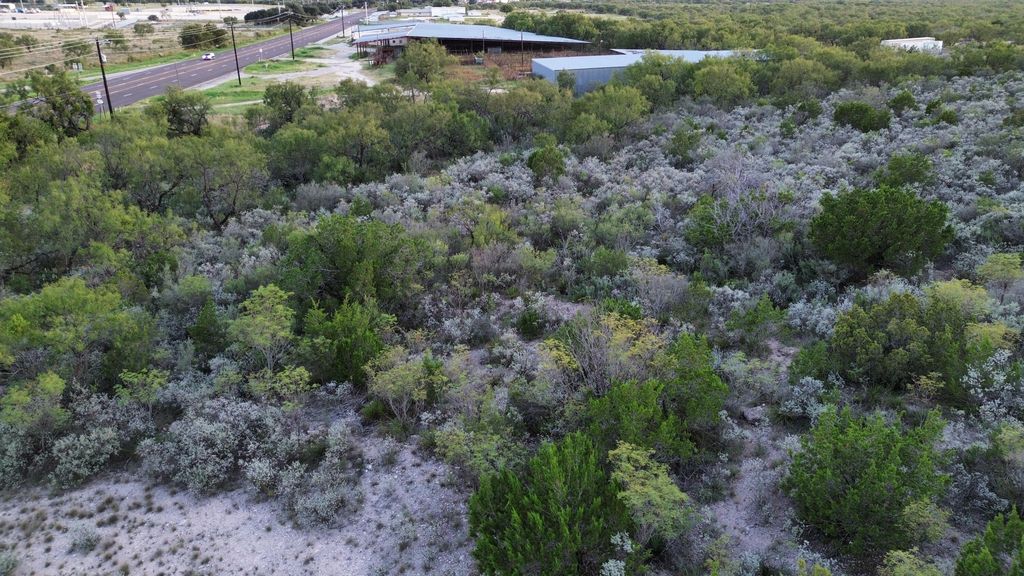 Image 8 of property listing at 925 N U.s. 83, Junction, TX 76849
