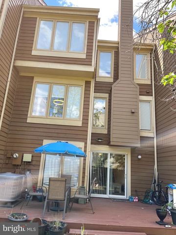1106 WHITWORTH CT, Herndon, VA 20170