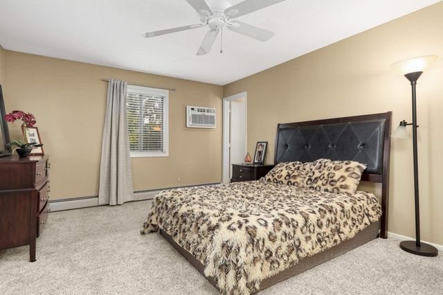 1304 W Medicine Lake Drive 202, Plymouth, MN 55441