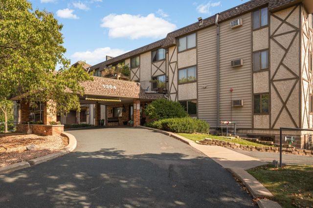 1304 W Medicine Lake Drive 202, Plymouth, MN 55441