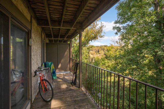 1304 W Medicine Lake Drive 202, Plymouth, MN 55441