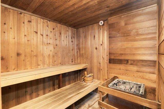 1304 W Medicine Lake Drive 202, Plymouth, MN 55441