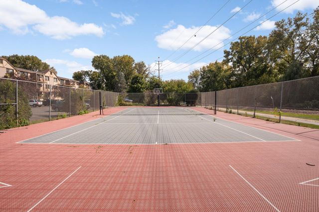 1304 W Medicine Lake Drive 202, Plymouth, MN 55441