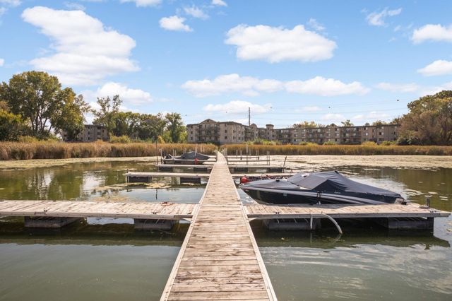 1304 W Medicine Lake Drive 202, Plymouth, MN 55441