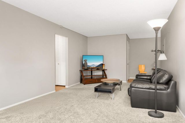 1304 W Medicine Lake Drive 202, Plymouth, MN 55441