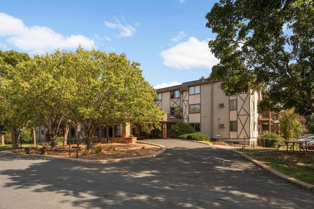 1304 W Medicine Lake Drive 202, Plymouth, MN 55441