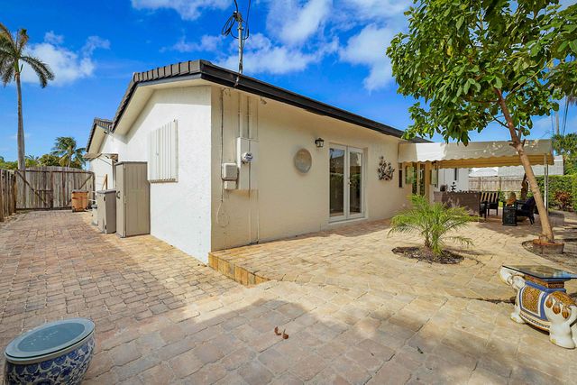 920 SE 17th Street, Deerfield Beach, FL 33441