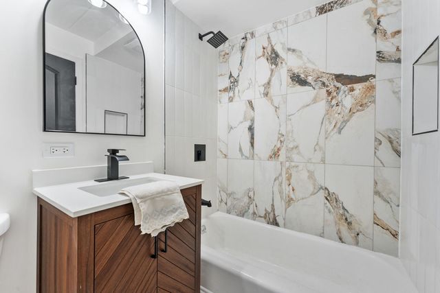 914 N Austin Boulevard A5, Oak Park, IL 60302