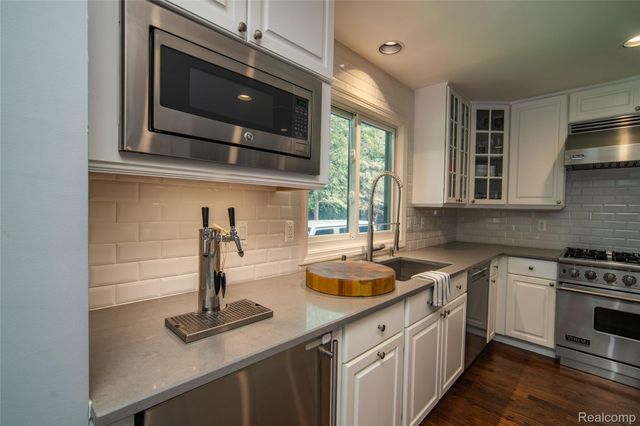 7422 Autumn Hill Drive, West Bloomfield Charter Township, MI 48323