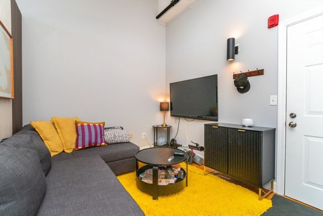 320 W 2nd St 303, Boston, MA 02127