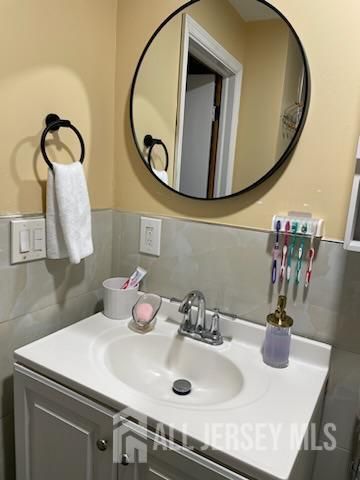 11 IDLEWILD Avenue, Sayreville, NJ 08872