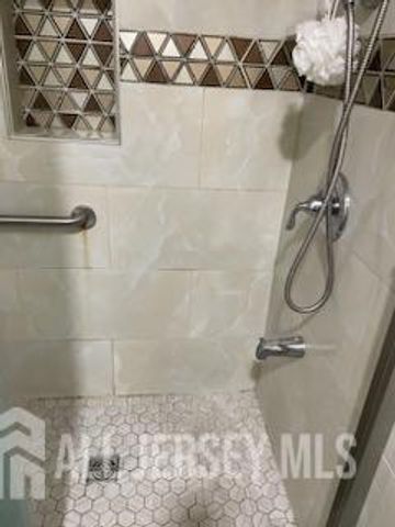 11 IDLEWILD Avenue, Sayreville, NJ 08872