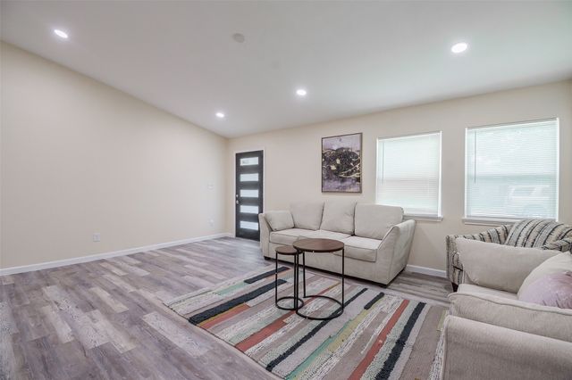 5305 Cahill Oval Street, River Oaks, TX 76114