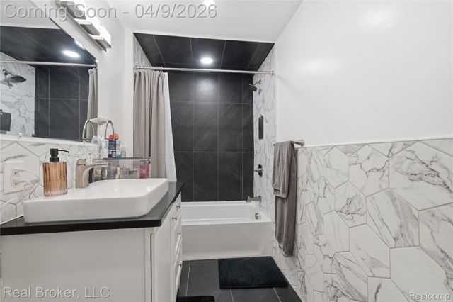 23241 Hill Avenue, Warren, MI 48091