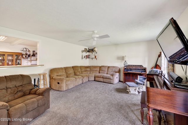 2302 High Pine Dr, Louisville, KY 40214
