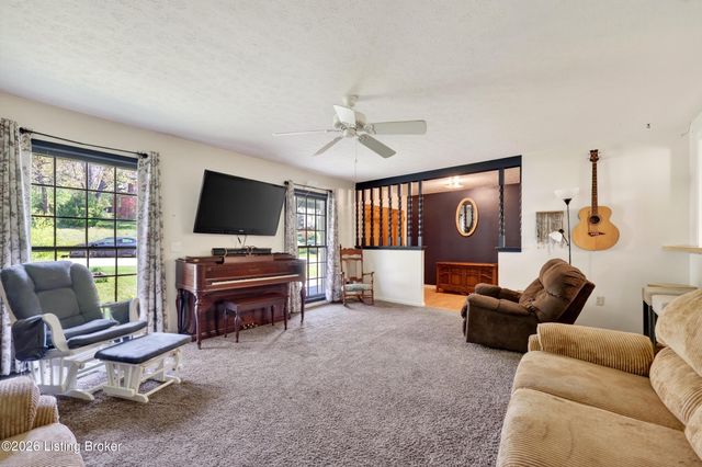 2302 High Pine Dr, Louisville, KY 40214