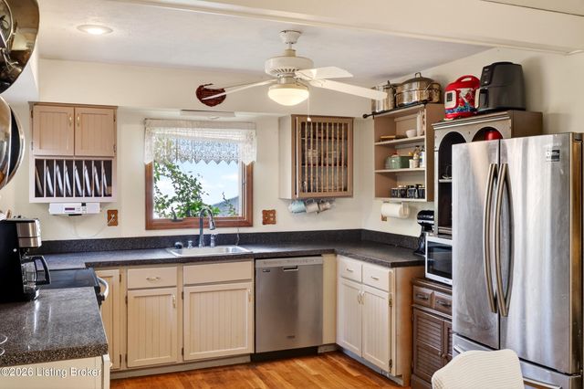 2302 High Pine Dr, Louisville, KY 40214