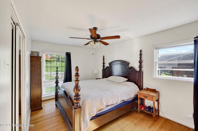 2302 High Pine Dr, Louisville, KY 40214