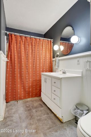 2302 High Pine Dr, Louisville, KY 40214
