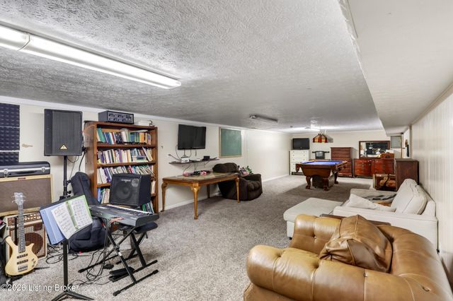 2302 High Pine Dr, Louisville, KY 40214