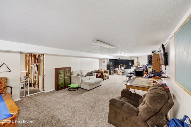 2302 High Pine Dr, Louisville, KY 40214